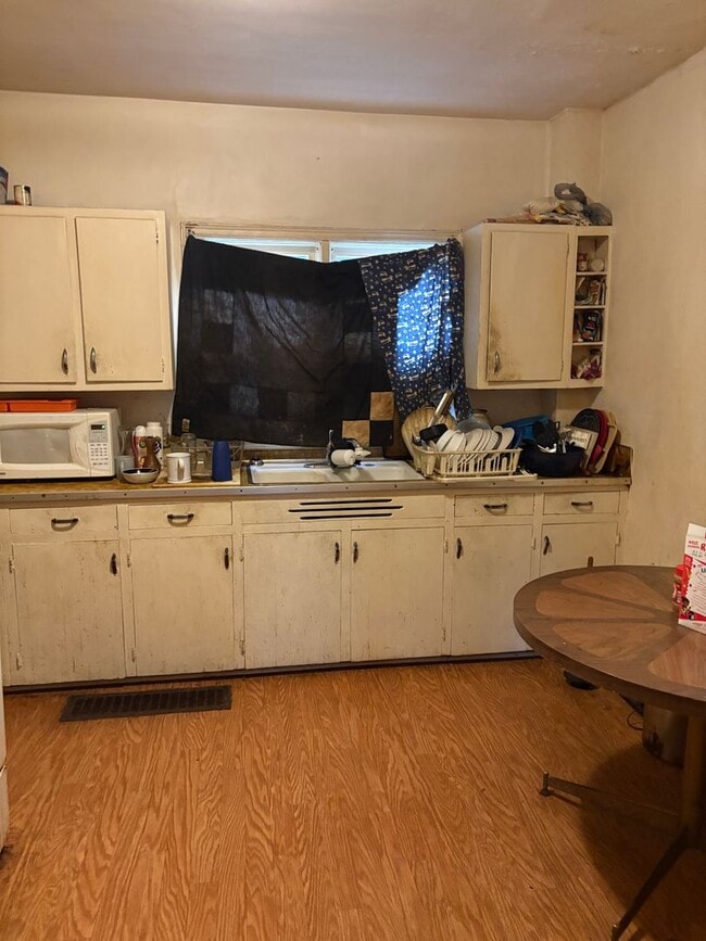 Building Photo - SPACIOUS 4 BEDROOM HOME READY TO WELCOME YOU