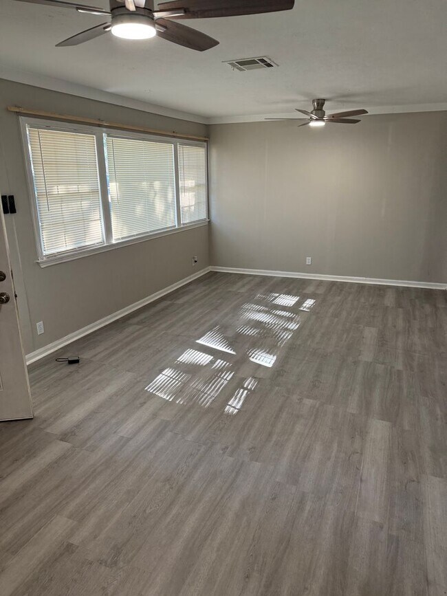 Building Photo - Spacious 3/1 available now!