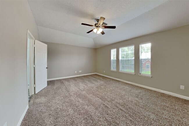 Foto del edificio - 21884 Whispering Forest Dr