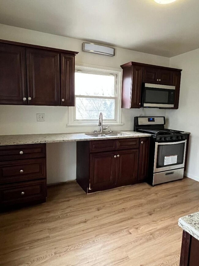 Building Photo - Spacious and updated single-family home!