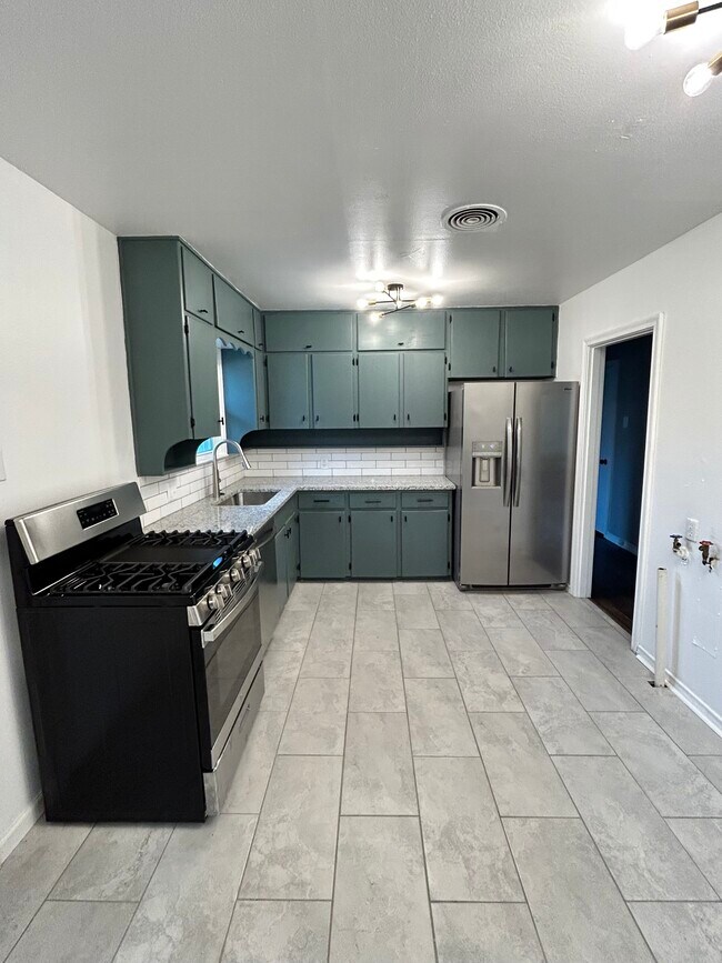 Kitchen - 1755 Mariposa Dr