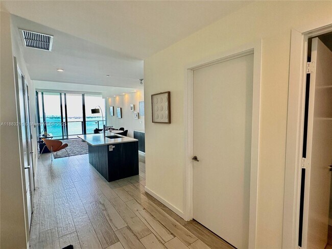 Foto del edificio - 480 NE 31st St