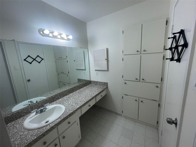 Building Photo - 5550 N Braeswood Blvd