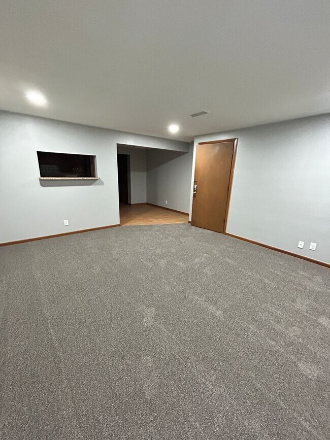 Building Photo - One bedroom one bath
