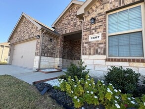 Building Photo - 1607 Silver Landing Trail