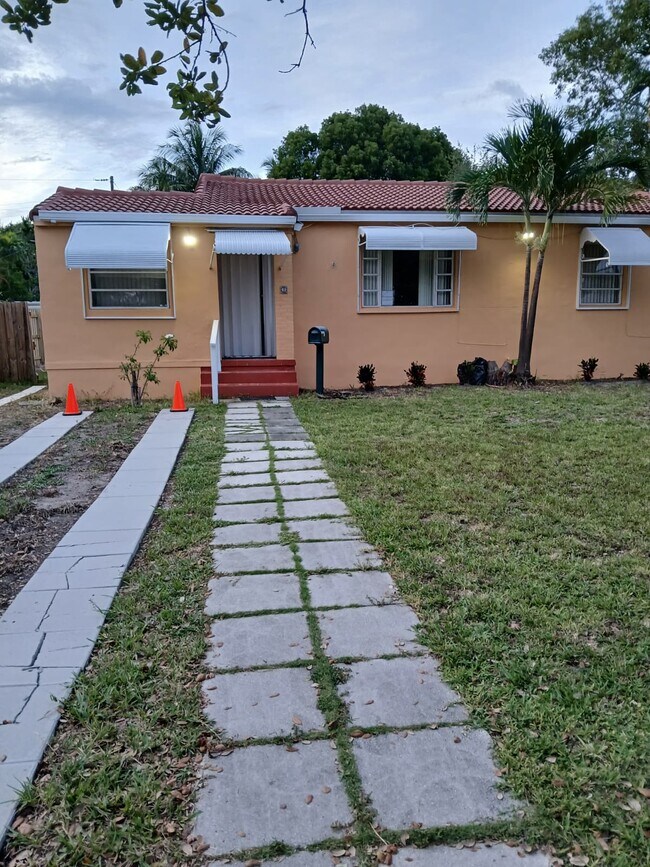 Building Photo - 1 N Melrose Dr