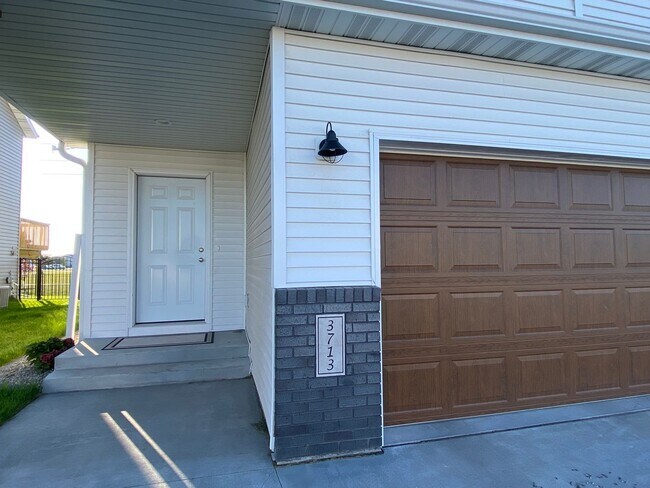 Foto del edificio - PETS WELCOME - Brand New 3 Bed/3 Bath Town...