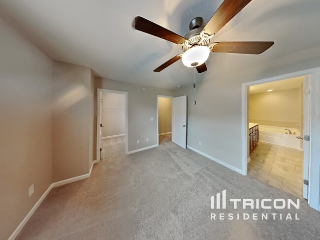 Foto del edificio - 407 Riverwood Ct