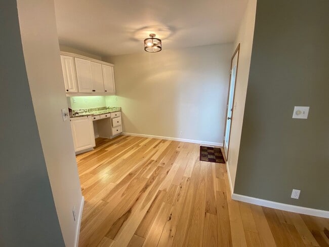 Building Photo - Great 3 Bedroom House in Hucrest!