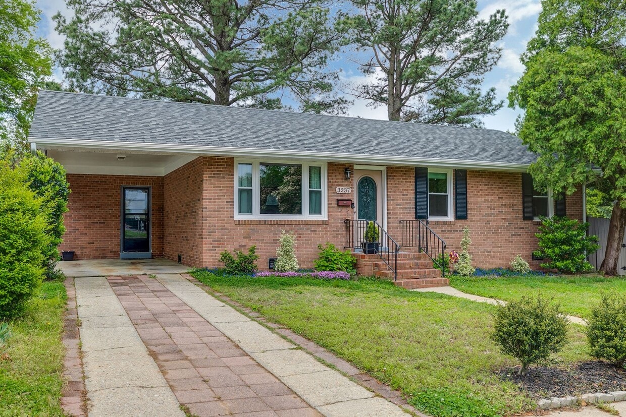 Charming 3 Bedroom Rancher Available Early... - Charming 3 Bedroom Rancher Available Early...