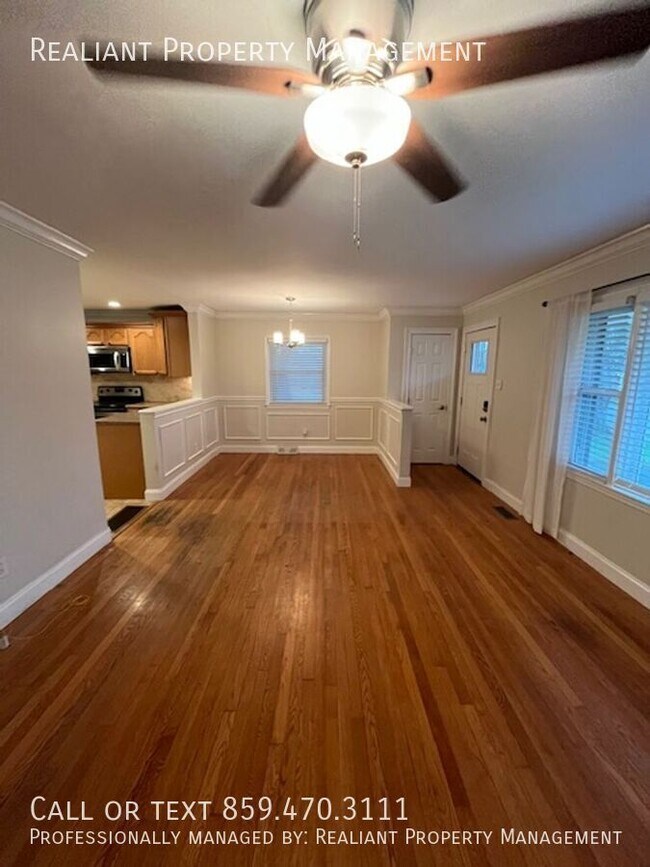 Building Photo - 1033 Della Dr