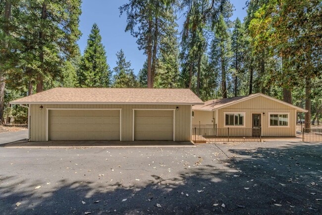 Building Photo - 16932 McKenzie Dr