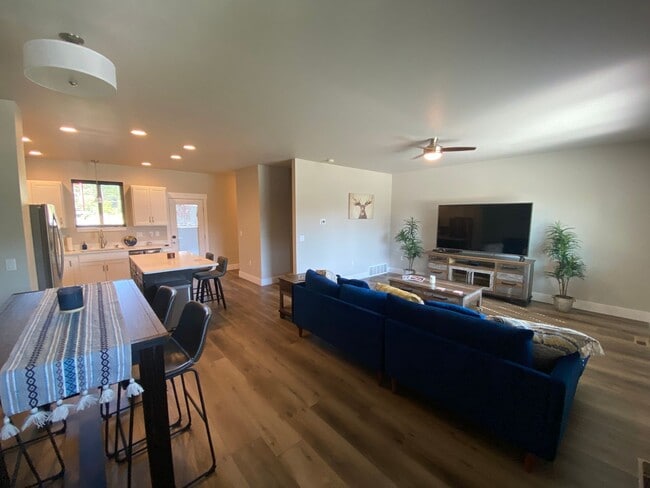 Building Photo - Gorgeous New 3 bedroom Furnished Whitefish...