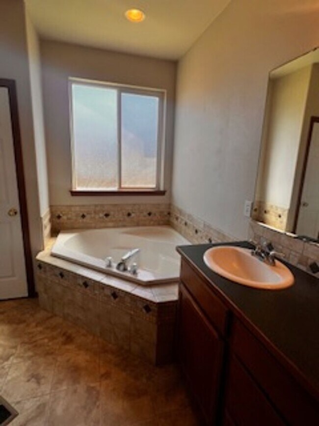 Building Photo - Must See New Listing!