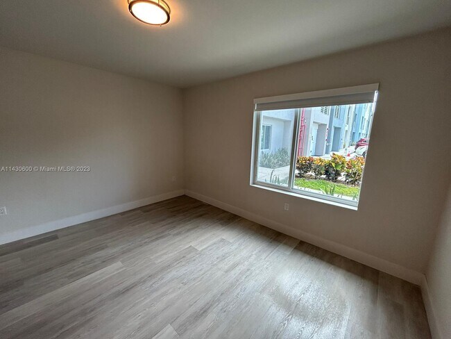 Foto del edificio - 2535 NE 193rd St