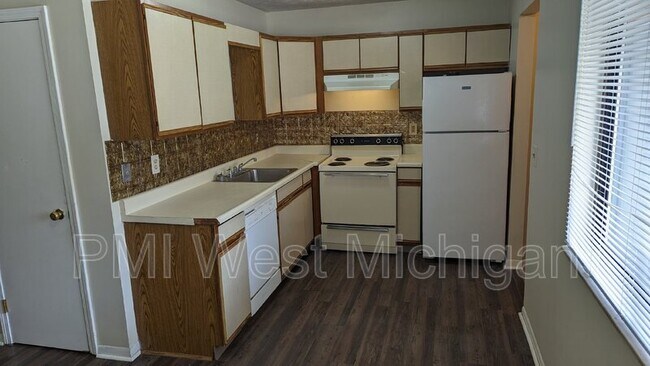 Foto del edificio - 6051 In the Pines Dr SE