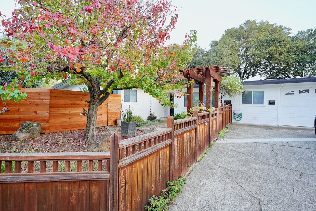 Foto principal - Novato Home with Big Yard, Backs to Pioneer Park!