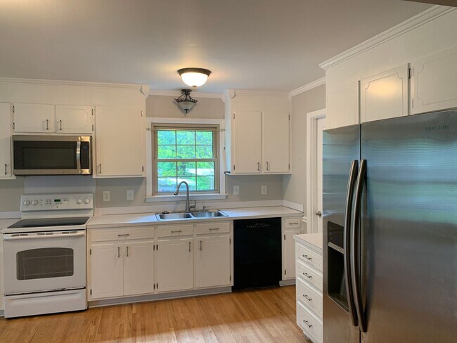 Building Photo - Charming 4 bedroom, 2 bath Ranch Style home located in Churchill Downs!