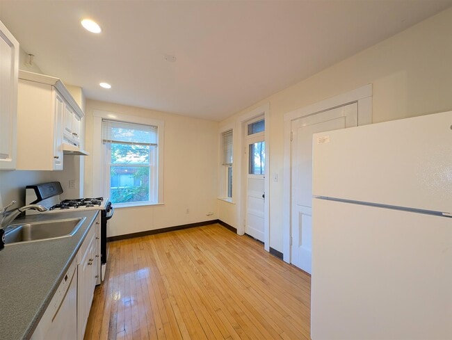 Building Photo - 329 Harvard St