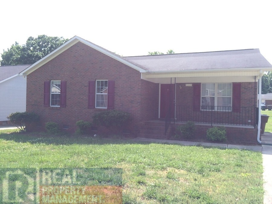 Foto principal - Updated and Affordable 3 Bedroom Brick Ranch