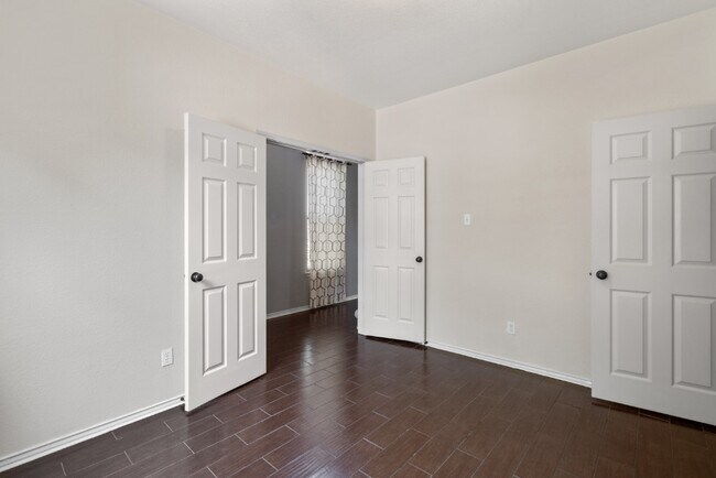 Building Photo - 2704 Greenlee Dr