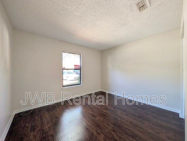 Foto del edificio - 4553 Melissa Ct W