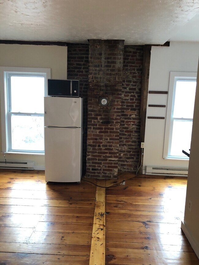 Building Photo - 21 Pleasant St