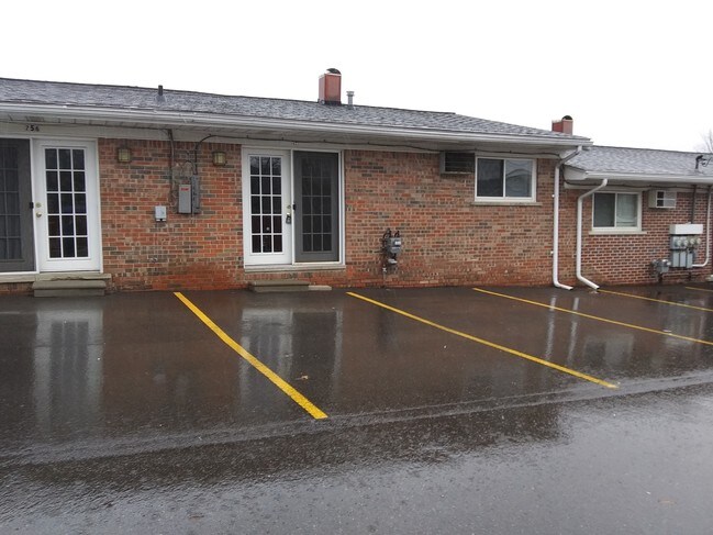 Easy access to parking - 258 Plymouth Rd