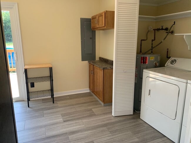 Building Photo - Quaint 3 Bedroom, 2 Bath Home in Montrose!