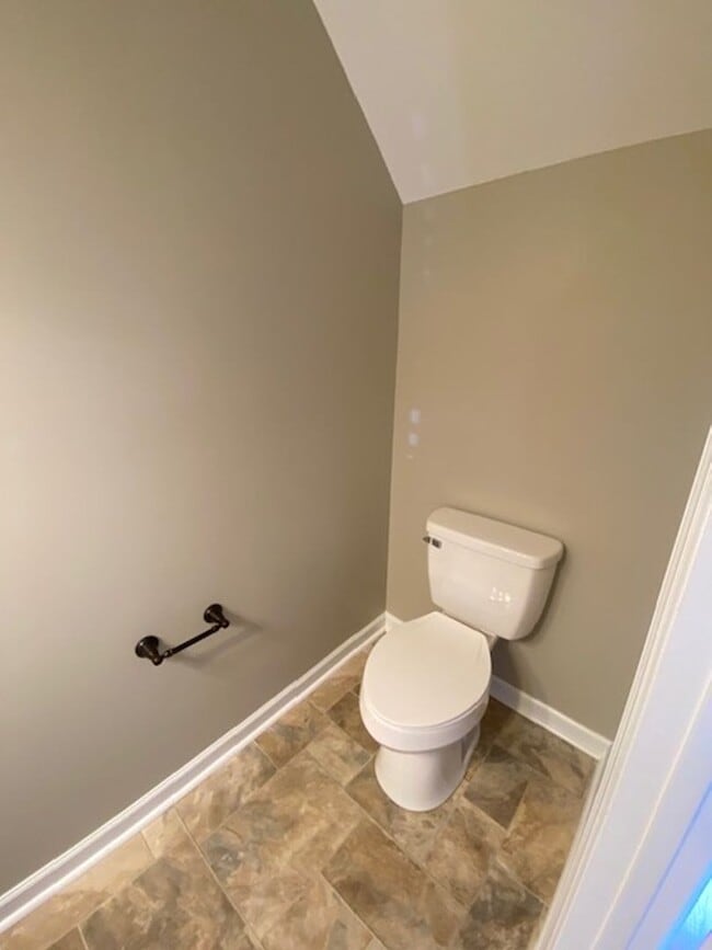 Building Photo - 2 Bedroom 1.5 Bath Townhouse