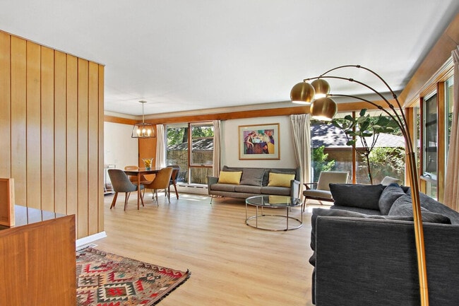 Building Photo - 2401 Hyde Park Ave
