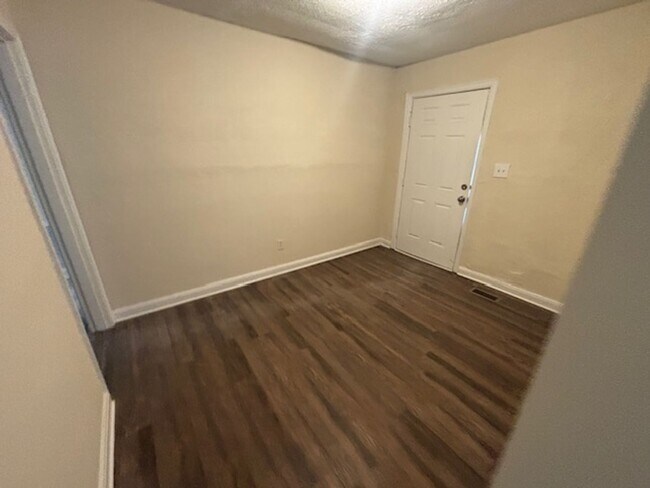 Building Photo - Knoxville 37914 - 2 bedroom 1 bath - call Howard Grower 865-705-0969