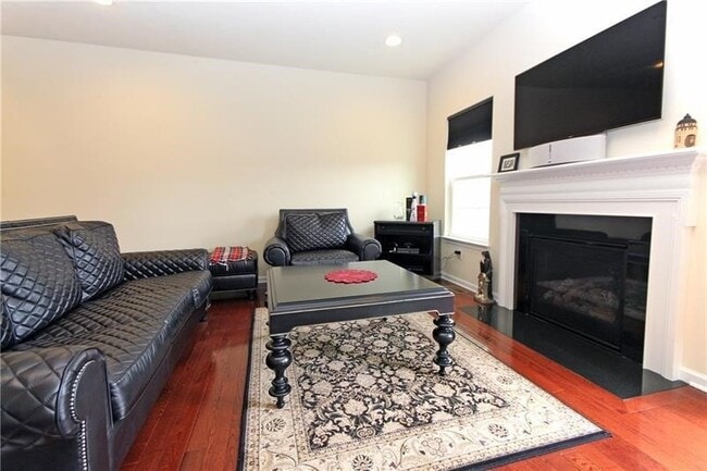 Photo - 718 Rosecliff Rd Townhome