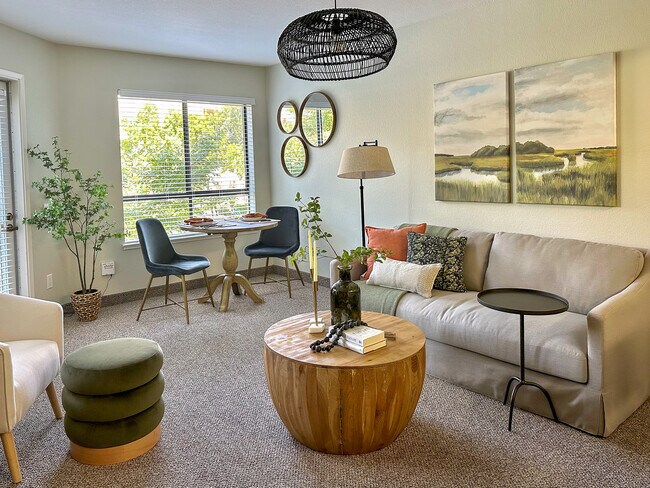 Elija entre un estudio, un dormitorio o dos dormitorios, con balcones y amplio espacio de almacenamiento. - Carlton Senior Living Concord