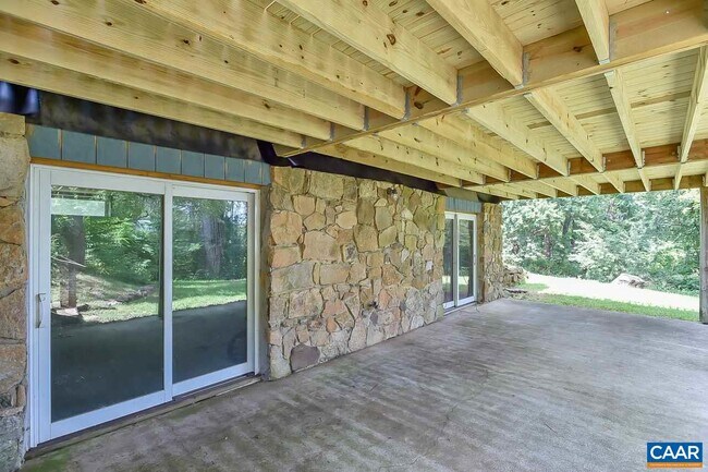 Building Photo - 1127 Round Hill Dr