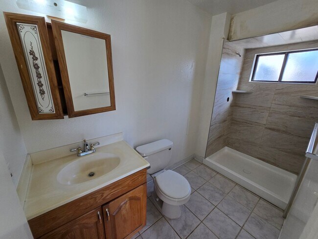 Foto del edificio - Spacious 4 Bedroom Home with 2-Car Garage & Large Living Areas