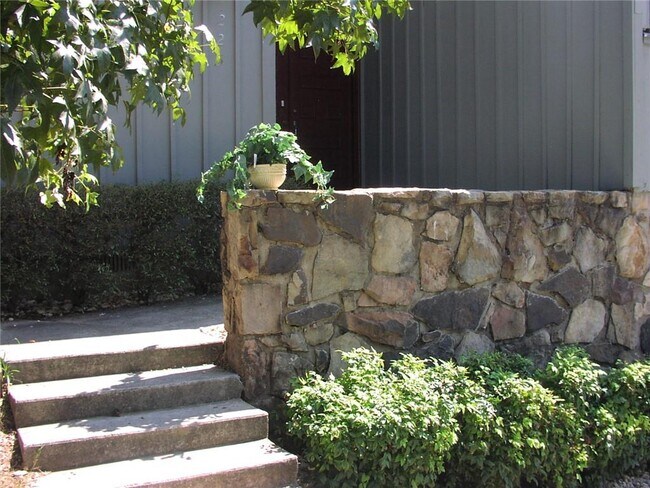 Building Photo - 225 Leeward Ln