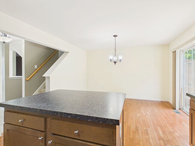 Building Photo - Spacious Townhouse on Mapleton Blvd.