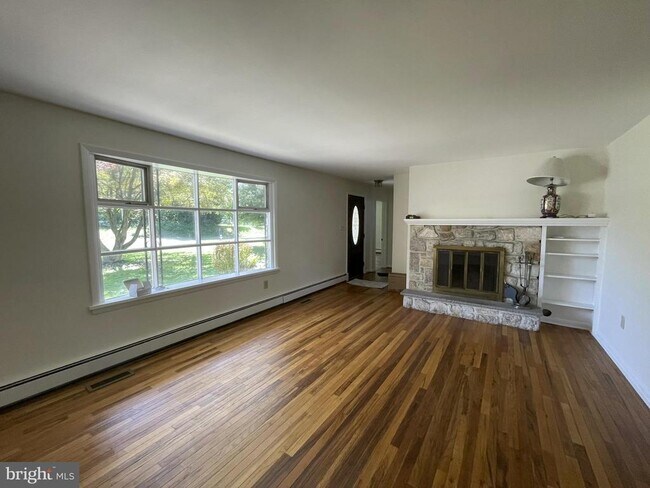Foto del edificio - 1240 Jacksonville Rd