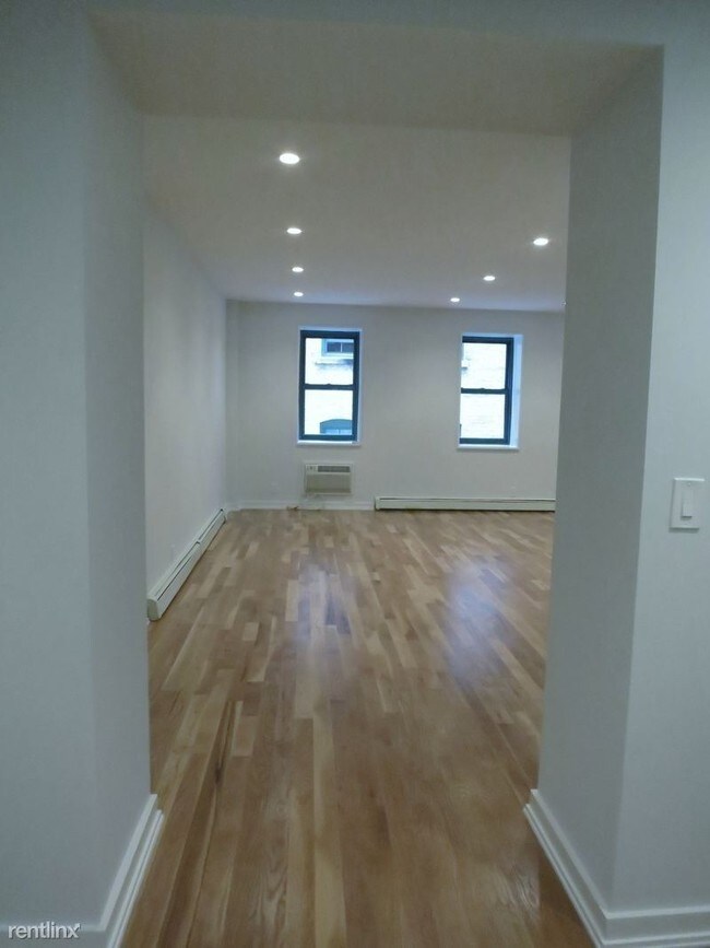 Building Photo - 555 E 78th St