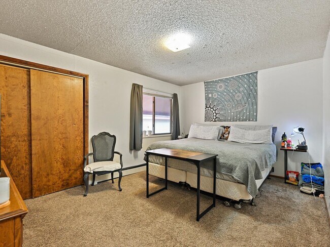Bedrooom - 2150 College Plz