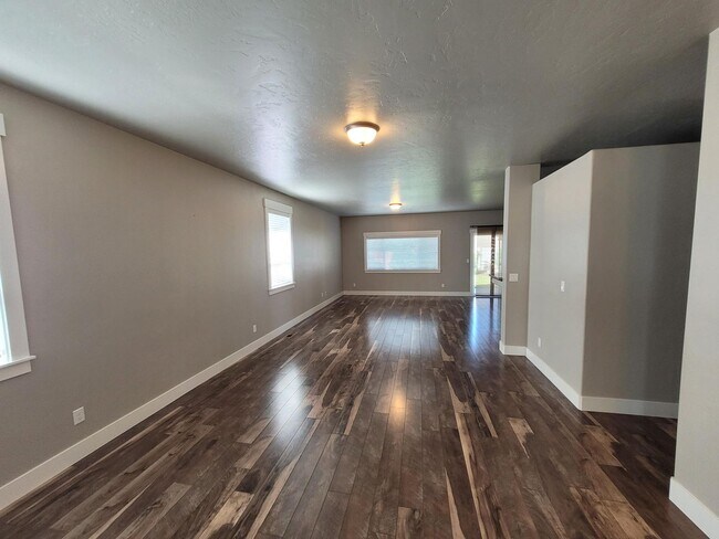 Building Photo - Outstanding Home in Beautiful Neighborhood!