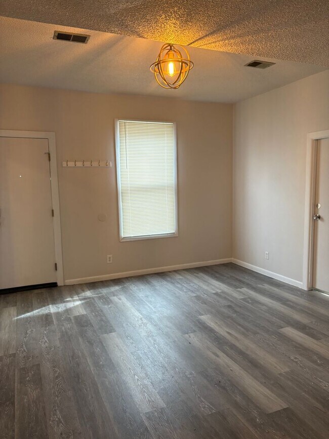 Foto del edificio - Spacious 2 Bedroom 1 Bath Home Across from UNC