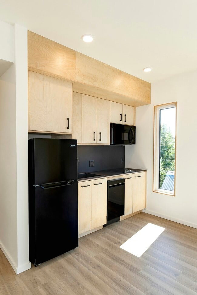 Building Photo - 1614 6th Ave