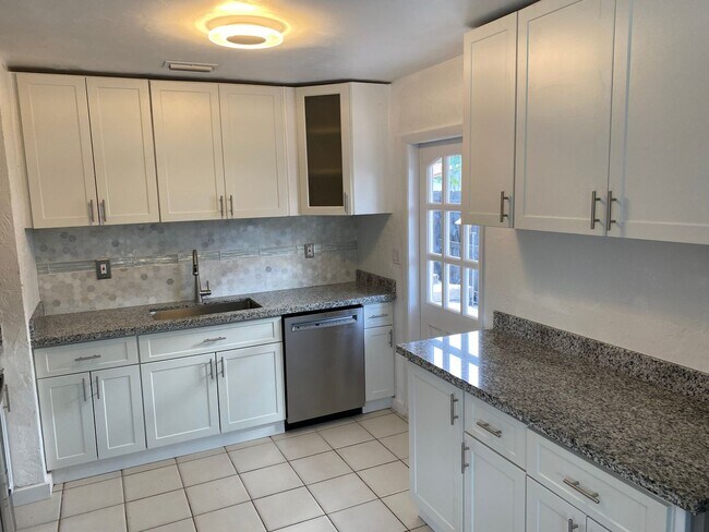 Building Photo - 3 Bedroom Pool Home for Rent