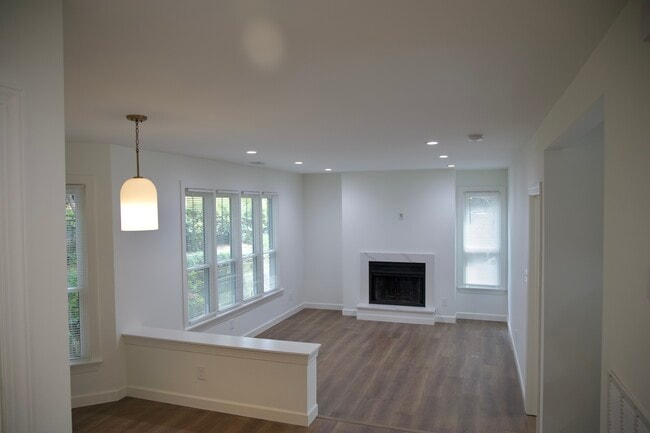 Building Photo - 601 Queens Rd