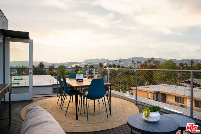 Foto del edificio - 927 Hyperion Ave