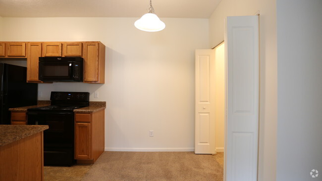 Dining Area - Madden's Pointe