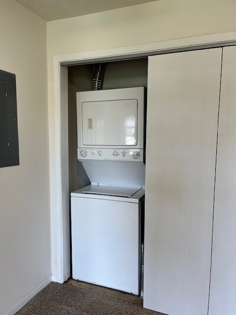 Armario mecánico con lavadora y secadora apiladas - 120 Twyckenham Blvd