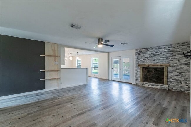 Building Photo - 4013 Valley View Dr